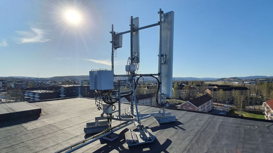 Når mobiloperatørene tar i bruk 5G i 3,6 GHz-båndet (3,4-3,8 GHz), er all bruk av båndet synkronisert i tid med like mange tidsluker satt av til ned- og opp-lasting.