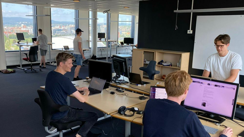 Kvist holder vanligvis til i Trondheim, men i sommer har de kontor i Helsfyr Atrium i Oslo.