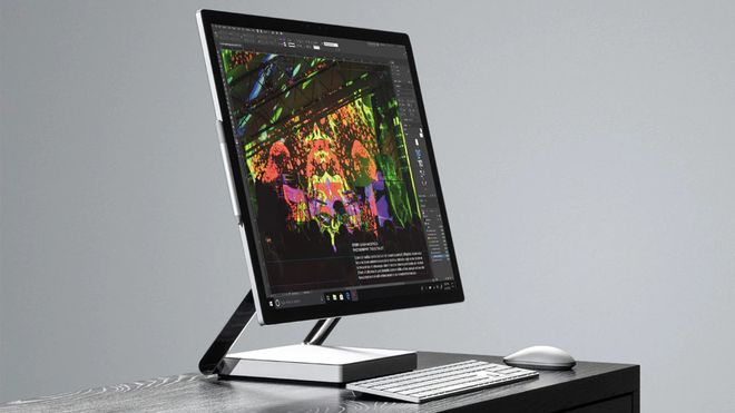 Microsoft Surface Studio 2 på et bord.