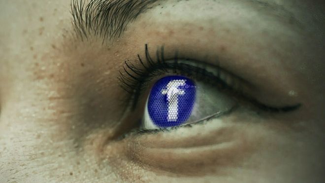 Facebook-logoen vises i øyet på en person.