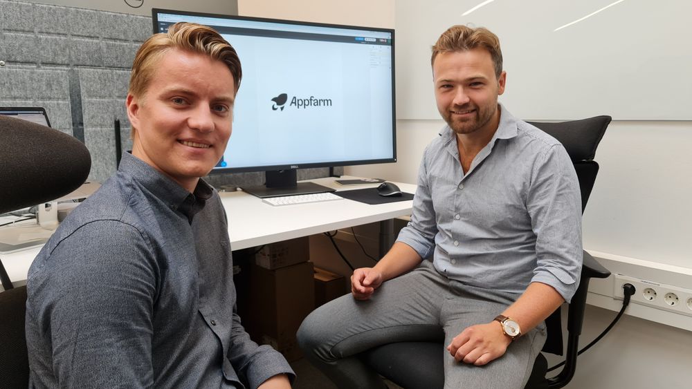 NTNU-student Magnus Hauge Langholm (t.v.) har brukt sommeren til å utvikle målstyringsverktøy fra scratch til ferdig produkt. Prosjektleder Thomas Hesselberg i Appfarm har i stor grad latt sommervikarene styre prosjektet på egen hånd.