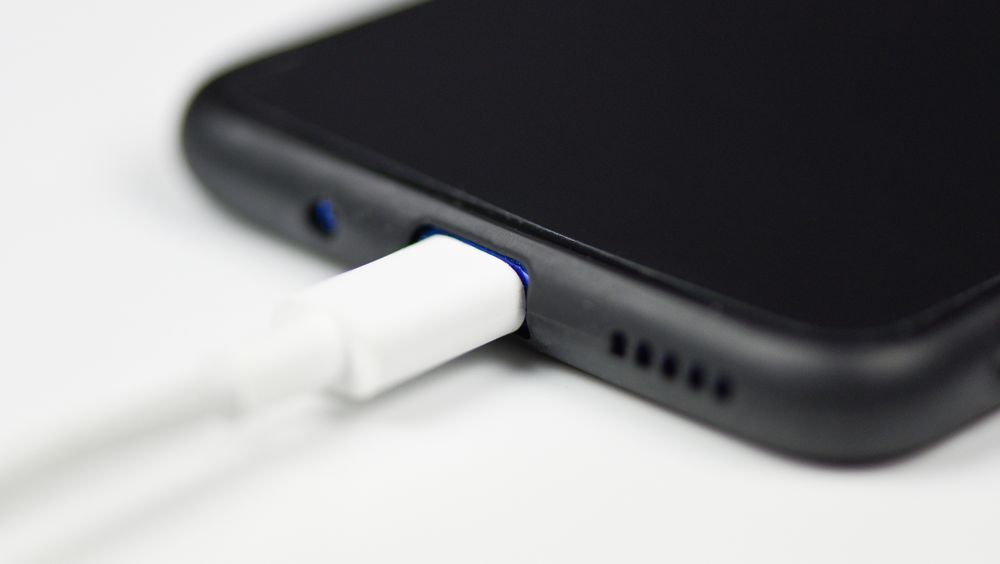 De fleste Android-mobiler lades allerede med USB-C-standarden, og om EU får viljen sin, kan de tvinge også Apple til å omfavne standarden.