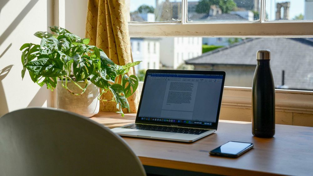 På hjemmekontor er det mindre stress og for noen litt mindre motivasjon å hente.