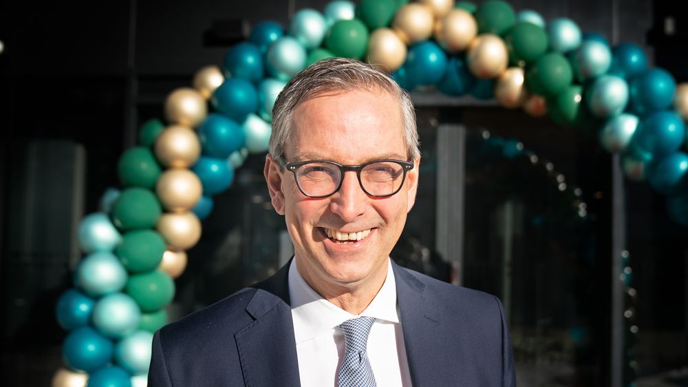 Michael Jacobs under åpningen av Ateas nye hovedkontor i fjor. Nå forlater han selskapet.