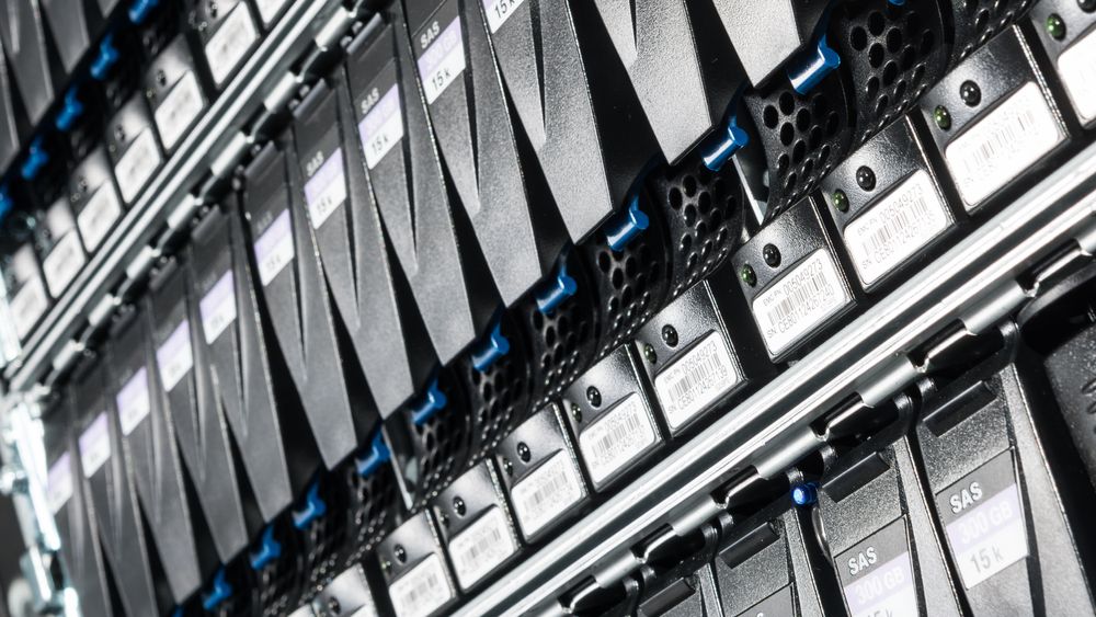 Mange virksomheter har behov for mer data, samtidig som de samler inn data raskere enn de greier å analysere og bruke dem. Bildet viser harddisker montert i et datasenter.