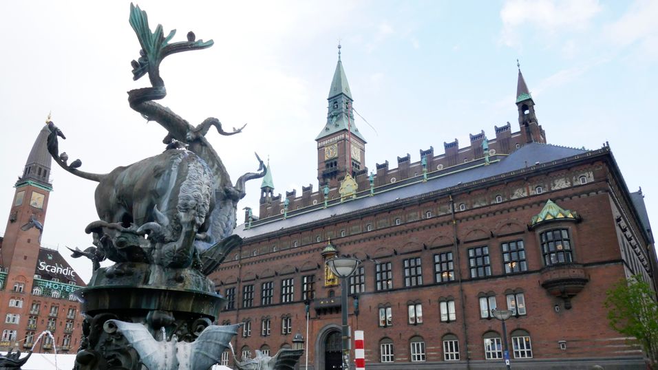 Globalconnect skal levere samfunnskritiske nettverkstjenester til den danske staten og de 48 kommunene i regionene Hovedstaden, Sjælland, Syddanmark og Midt- og Nordjylland. Her representert ved et bilde av rådhuset i København.