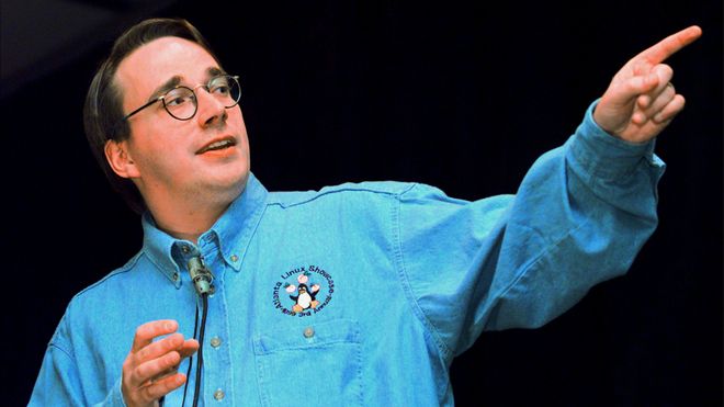 Linus Torvalds, her avbildet på en tech-konferanse i 1999. Nå avslører han Linux-kjernens egentlige fødselsdag.