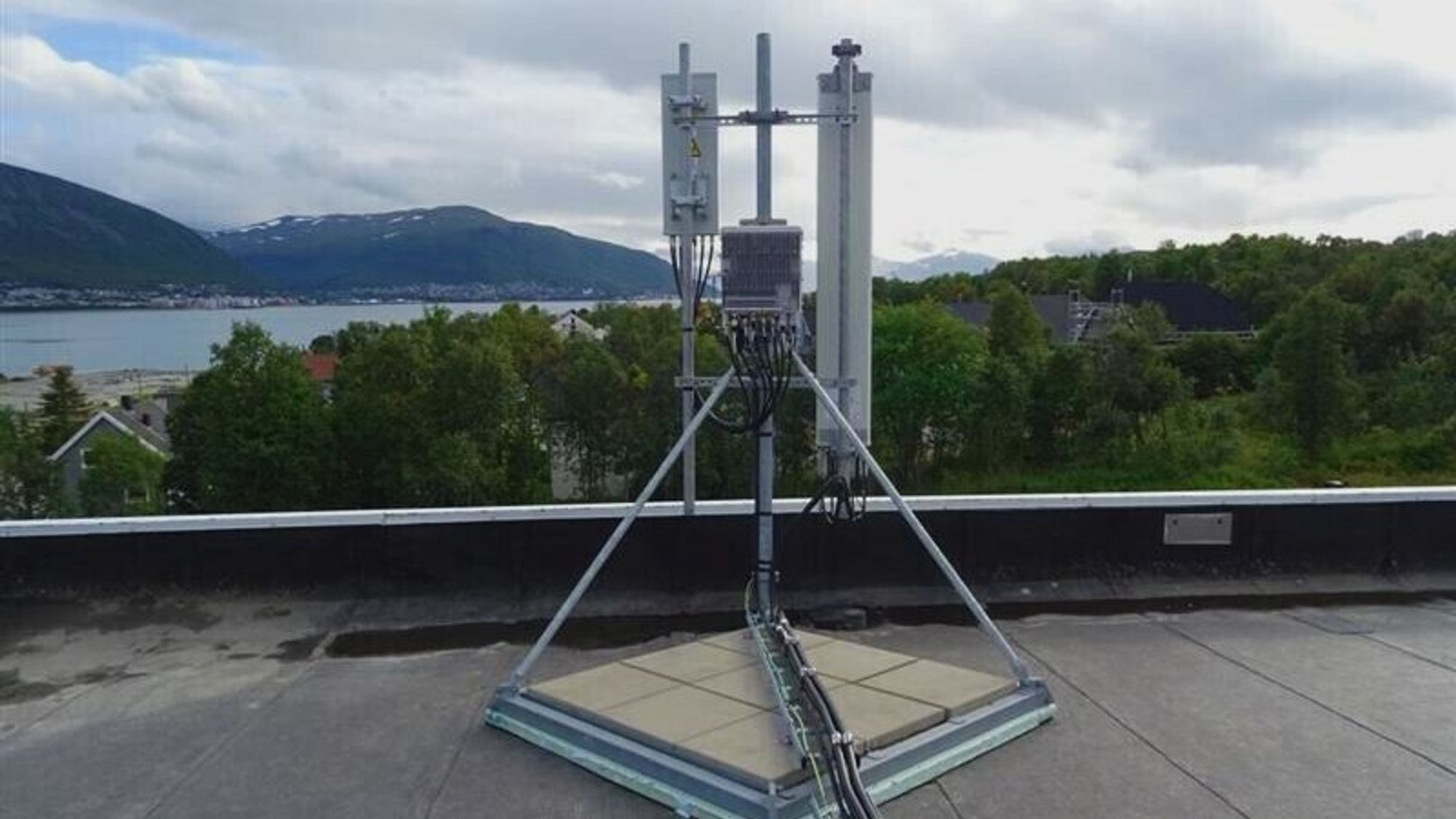 Illustrasjonsbildet viser en av Ice' basestasjoner i Tromsø, byen der selskapet tester 5G. Ice er forventet å være en av budgiverne i den pågående 5G-auksjonen.