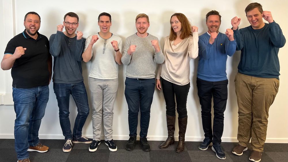 Fra venstre: CTO Eric Stenseth og utviklerne Sondre Lillelien, Kristoffer Hals og Eric Chrisander Gustavsen, samt GRC-konsulentene Åse Tharaldsen, Erlend Haugen og Henning Aasen. Utvikler Eirik Østeby var ikke tilstede da bildet ble tatt.