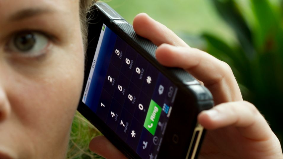 Siden fotograf Terje Bendiksby i Norsk Telegrambyrå tok dette bildet i 2011, har mobiltrafikken blitt 300 ganger større. Og det har blitt mye mindre vanlig å holde telefonen opp mot øret, slik denne mobilbrukeren gjør.