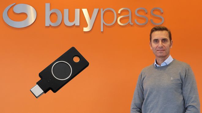 Gunnar Lindstøl, administrerende direktør i Buypass, her for anledningen med en FIDO2-nøkkel fra Yubico.