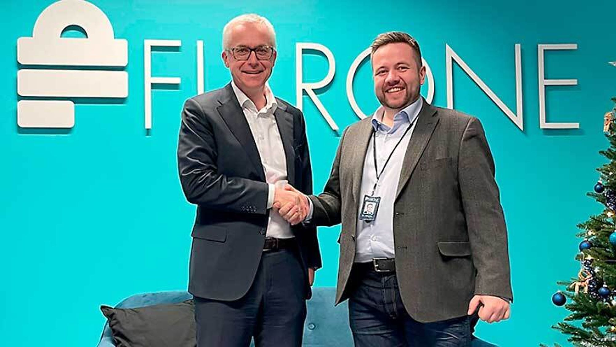 Administrerende direktør Jarl Øverby i Netnordic og administrerende direktør Markus Alkio i Fiarone bekrefter oppkjøpet med et håndtrykk. Prisen Netnordic har betalt, er ikke kjent.
