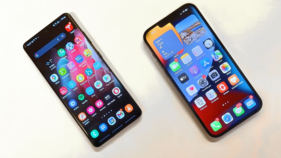 Iphone 13 Pro Max (til høyre) toppet Telias salgsliste for juni. Samsung S21 Ultra var sist på topp 10-listen i desember og har senere sunket lenger ned på listen, mens etterfølgeren Samsung Galaxy S22 Ultra nå ligger på tredjeplass.