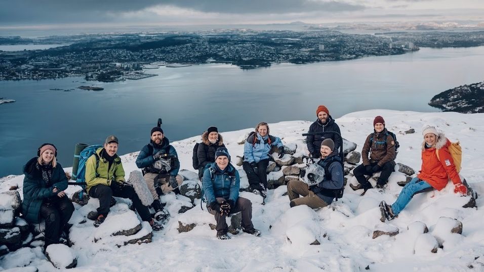 På Dalsnuten. Fra venstre: Tone Aardal, (Lydtekniker under opptak, men ansatt i Altibox), Atle Bråthen (Regi/Innspillingsleder, Kulturkompaniet), Andreas Bru Eide (Fotograf, Moxey), Thea Tysnes (Plan B), Line Kjærran Norling (Regi/ Innspillingsleder, Kulturkompaniet), Arne Bru Haug (Fotograf, Moxey), Geir M. Grannes (Strategisk Rådgiver, Altibox), Solveig Kloppen (Programleder, Plan B). Nede fra venstre: Tor Morten Osmundsen (Administrerende direktør, Altibox), Håvard Hanasand (Fotograf/ Droneoperatør, Moxey))