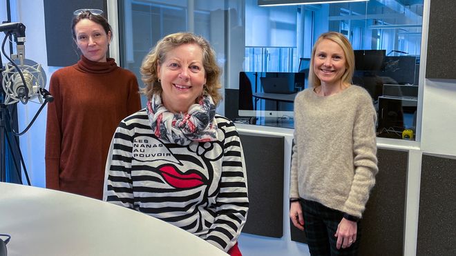 Berit Svendsen (i midten) har gått fra sjefsjobb i Telenor til Vipps, og nå leder hun ski-VM 2025 i Trondheim. I podkasten Teknisk sett karriere snakker hun med journalistene Kjersti Flugstad Eriksen (t.v.) og Tuva Strøm Johannessen om hvorfor det er lurt å skifte jobb ofte.