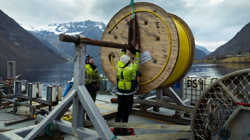 Tussa IKT er ikke uvant med å legge fiber i sjøkabel. Dette bildet er fra et tidligere prosjekt.