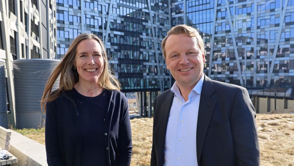 Direktør for Direktoratet for forvaltning og økonomistyring (DFØ) Hilde Singsaas og direktør for Telias bedriftsmarked Jon Christian Hillestad signerte denne uken den nye kontrakten på den statlige fellesavtalen for kjøp av telefonitjenester. DFØ er en av de 120 virksomhetene som omfattes av avtalen.
