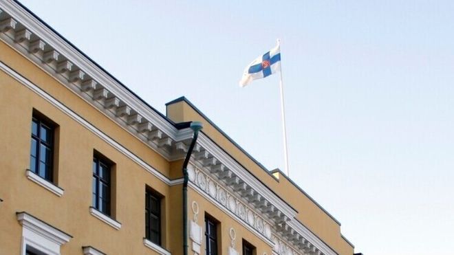 Flagget vaier over Det finske forsvarsdepartementet.