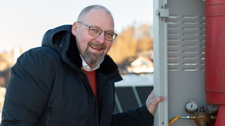 Georg Svendsen, leder for infrastruktur i Telia Norge, foran den hydrogendrevne reservestrømsløsningen på taket av Telias tidligere lokaler i Nydalen. Nå skal ytterligere seks basestasjoner få hydrogen som ren reservestrøm.