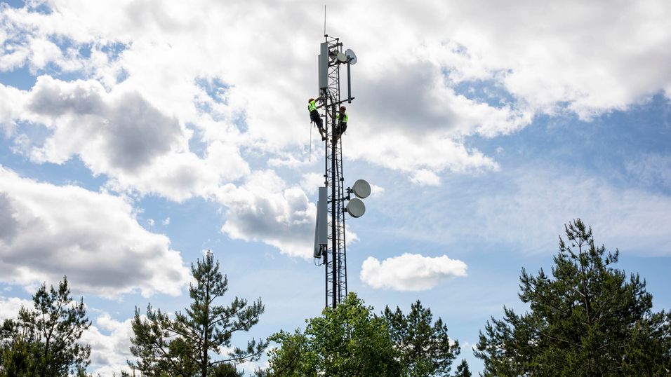UBConnect skal i neste fase av Telenors 5G-utbygging bidra i Akershus, Vestfold, Buskerud, Agder og i Trøndelag. Bildet viser en basestasjon der montører fra UBConnect er i ferd med å skifte ut utstyr til mobilnettet.