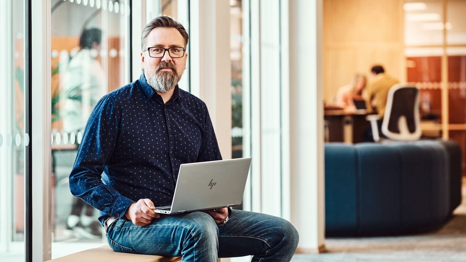 Øyvind Kristiansen i Telia Norge advarer nordmenn mot mobilsvindel i sommer. Seks av 10 Telia-kunder som har lastet ned Flubot-viruset, er norske.