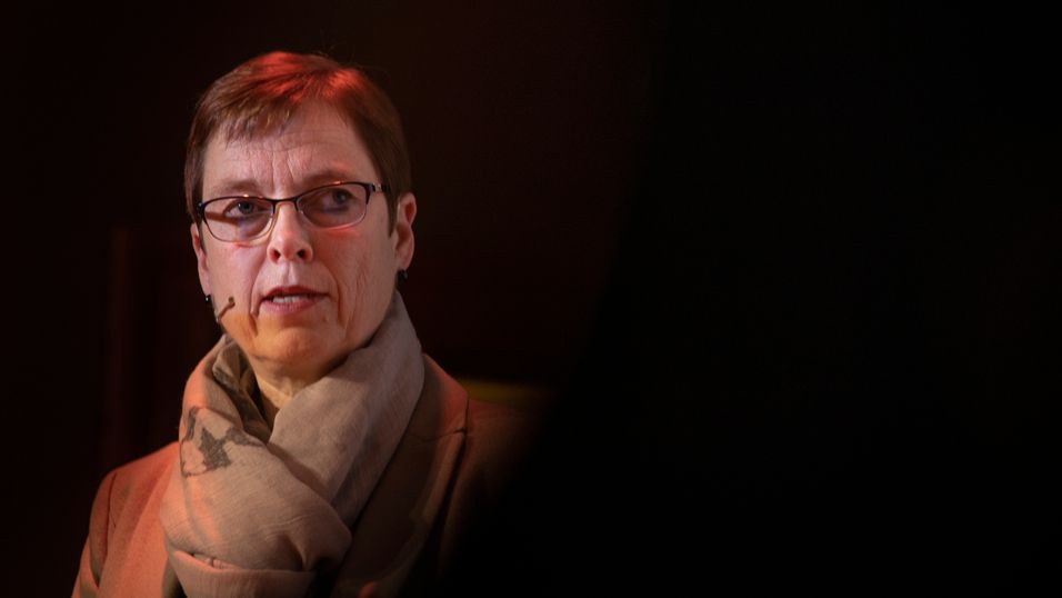 Om ikke spillreklamen fjernes innen 15. august, risikerer TV-kanalene dagsbøter, sier direktør i Medietilsynet, Mari Velsand.