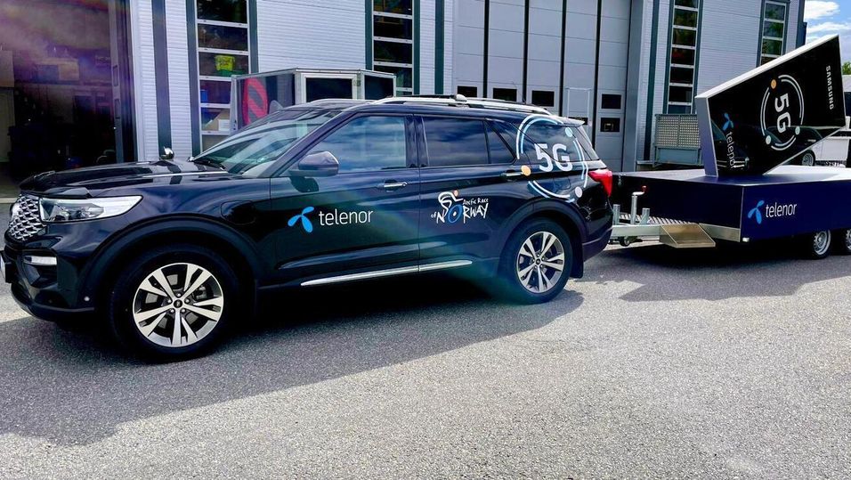 Telenor og Telia forteller begge at de har hver sin million kunder med 5G-enheter i sine nettverk. Her bilen Telenor brukte under sykkelløpet Arctic Race of Norway.