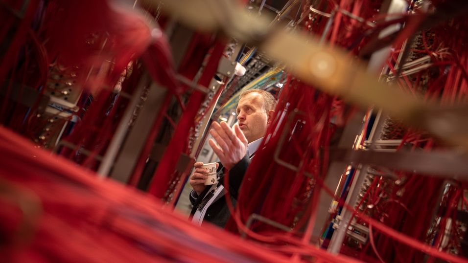 Moderniseringsdirektør Arne Quist Christensen i Telenor Norge i en av landets største kobbersentraler, på Majorstua i Oslo.