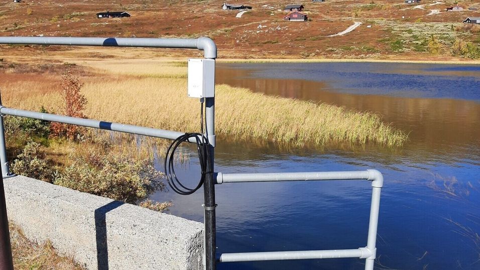 Den hvite boksen er kommunikasjonsenheten som sender data til Where2O-tjenesten. Målestasjonen bruker lite energi og har en batteritid på minst fem år. I tillegg er den enkel å montere og kan festes på eksisterende infrastruktur.