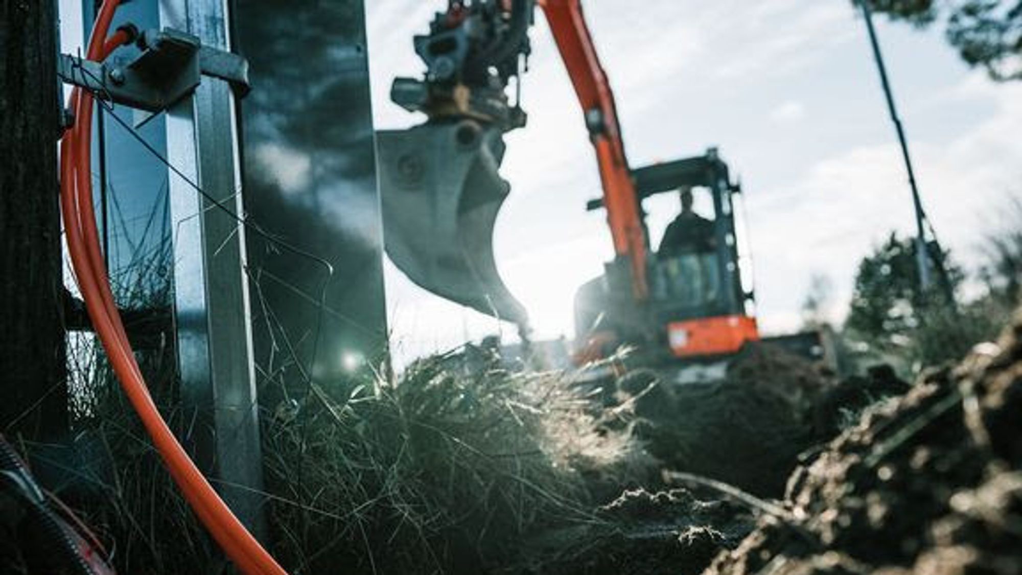 Bredbåndsbyggingen fortsetter. De siste tallene fra Nkom viser at 93,6 prosent av norske husstander har tilgang på minst 100 Mbit/s-bredbånd.