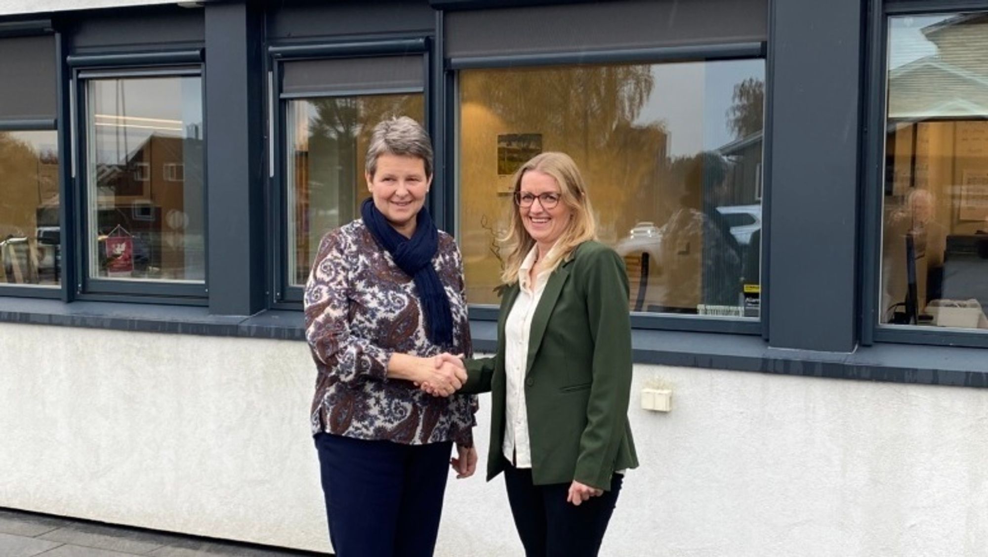 Ordfører Anne-Grethe Larseni Skiptvet kommune og administrerende direktør Anne Berit Rørlien i Viken Fiber, her foran rådhuset i Skiptvet, fotografert etter at avtalen om kjøp av fiberselskapet er signert.