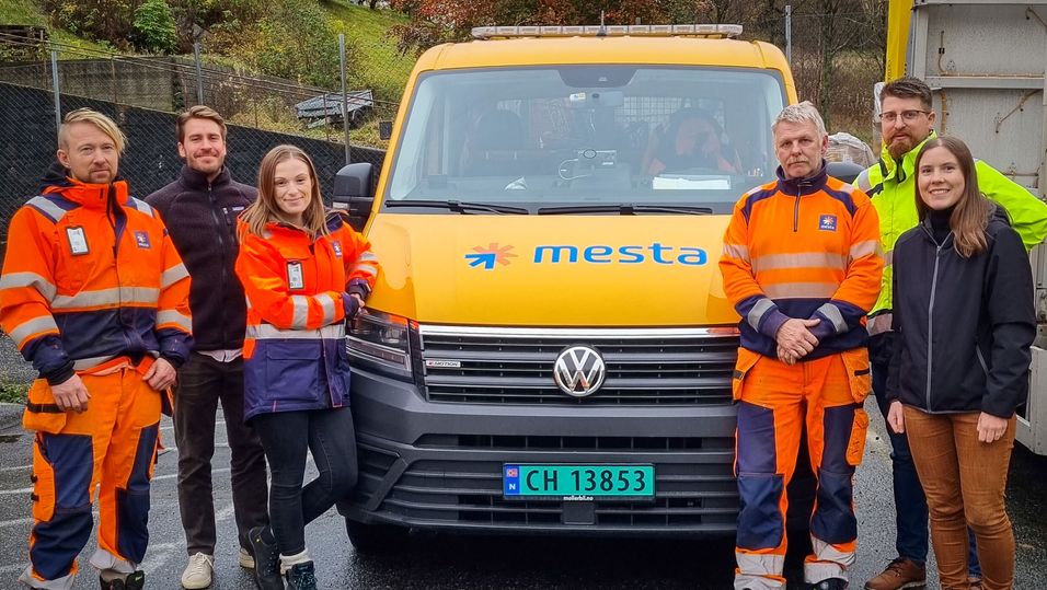 Samlet rundt en av bilene som skal kartlegge vestlandsveger i vinter: F.v.: Leif Helge Fjellro (Mesta), Alfred Lindberg (Univrses), Christine Helen Førde (Mesta), Thor Bratli (Mesta), Alexander Svindseth (Statens vegvesen), Geertje de Lange (Univrses).