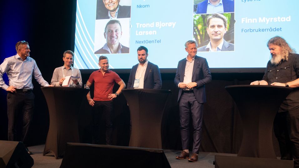 På Inside Telecom-konferansen 15. november 2022: Fra venstre, Trond Bjorøy Larsen i Nextgentel, Finn Myrstad i Forbrukerrådet, Tore Kristoffersen i Lyse/Altibox/Ice, Brynjar Andersen i Globalconnect/Homenet, Pål Wien Espen i Nasjonal kommunikasjonsmyndighet og debattleder Torgeir Waterhouse i Otte.