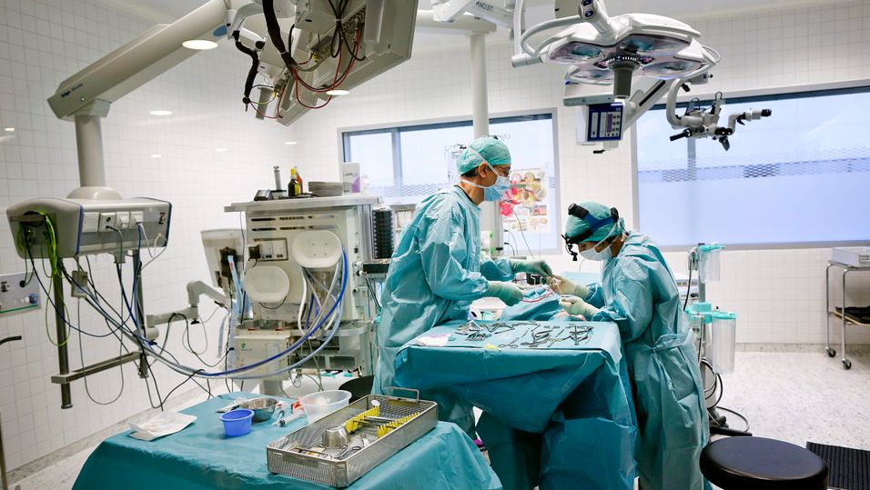 Telefoniavtalen med helseregionene og Norsk Helsenett skal sørge for kommunikasjon både mellom mennesker og maskiner, akkurat som her på en av operasjonsstuene ved Ahus.