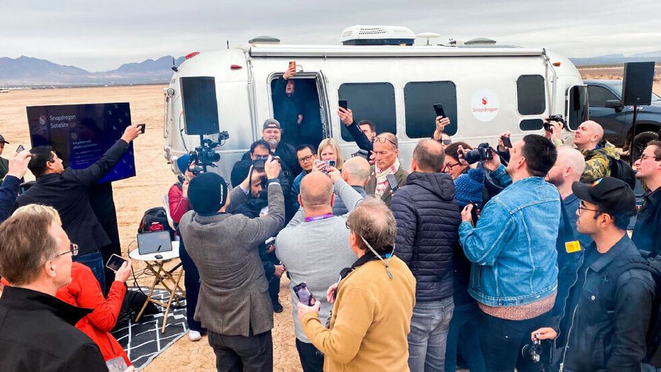 Qualcomm og Iridium viste Snapdragon Satellite mobile platform den 4. januar i Boulder City Dry Lake i Nevada.