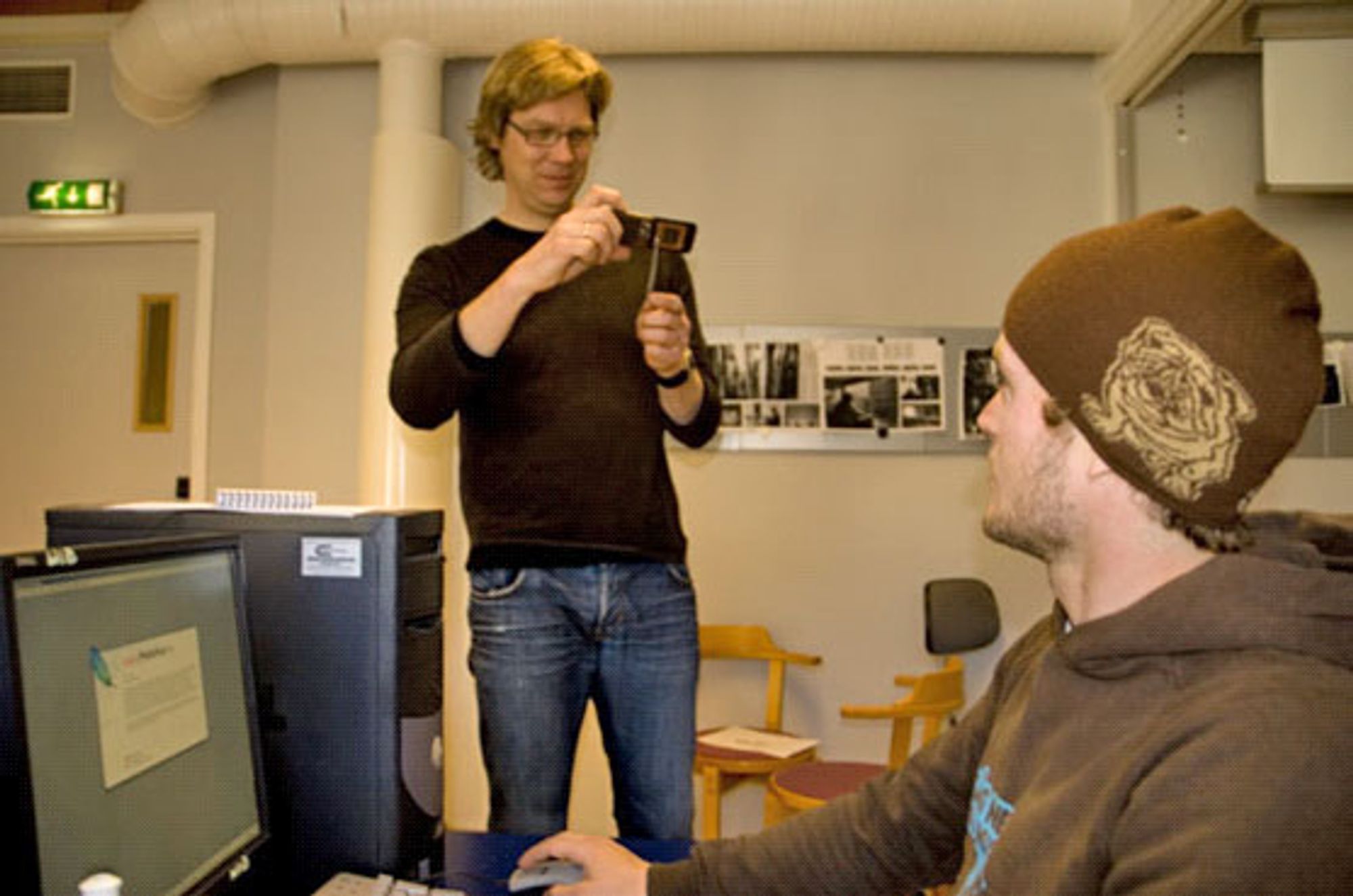 Jon Petter Evensen tyr til mobilkameraet for å forevige student Christian Nørstebø