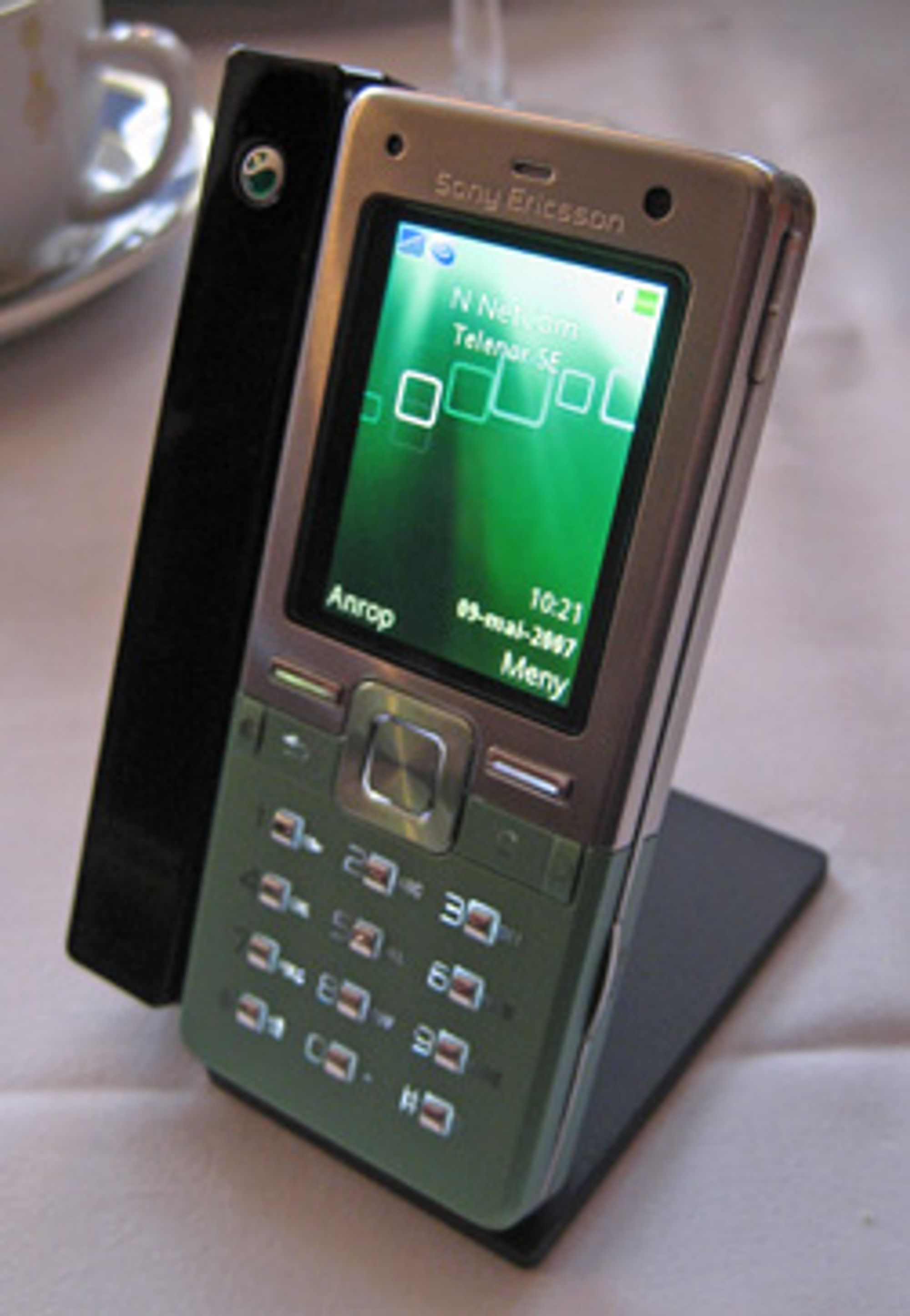 Med i pakken følger et bordstativ som du kan lade telefonen i.