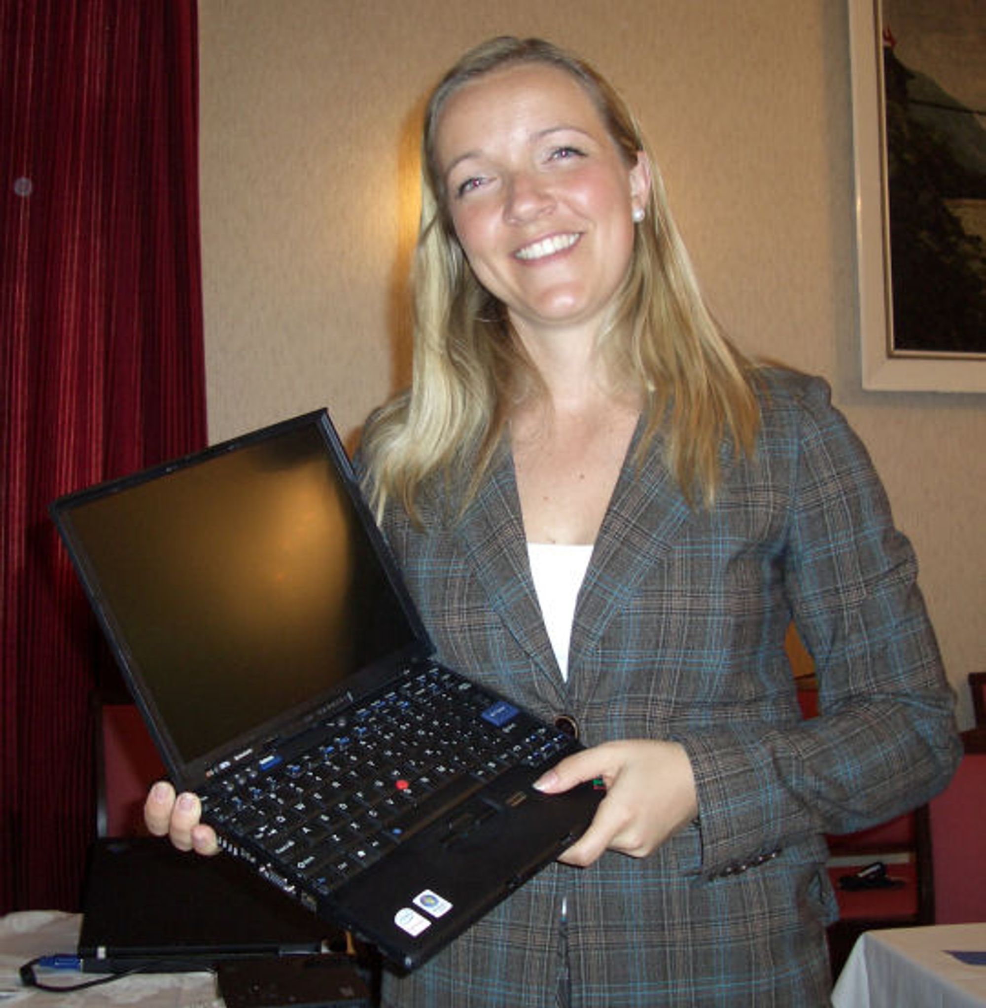 En fornøyd Linda Fjøre, Brand Manager for Lenovo viser frem Thinkpad X61
