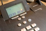 Halvparten dropper fasttelefon