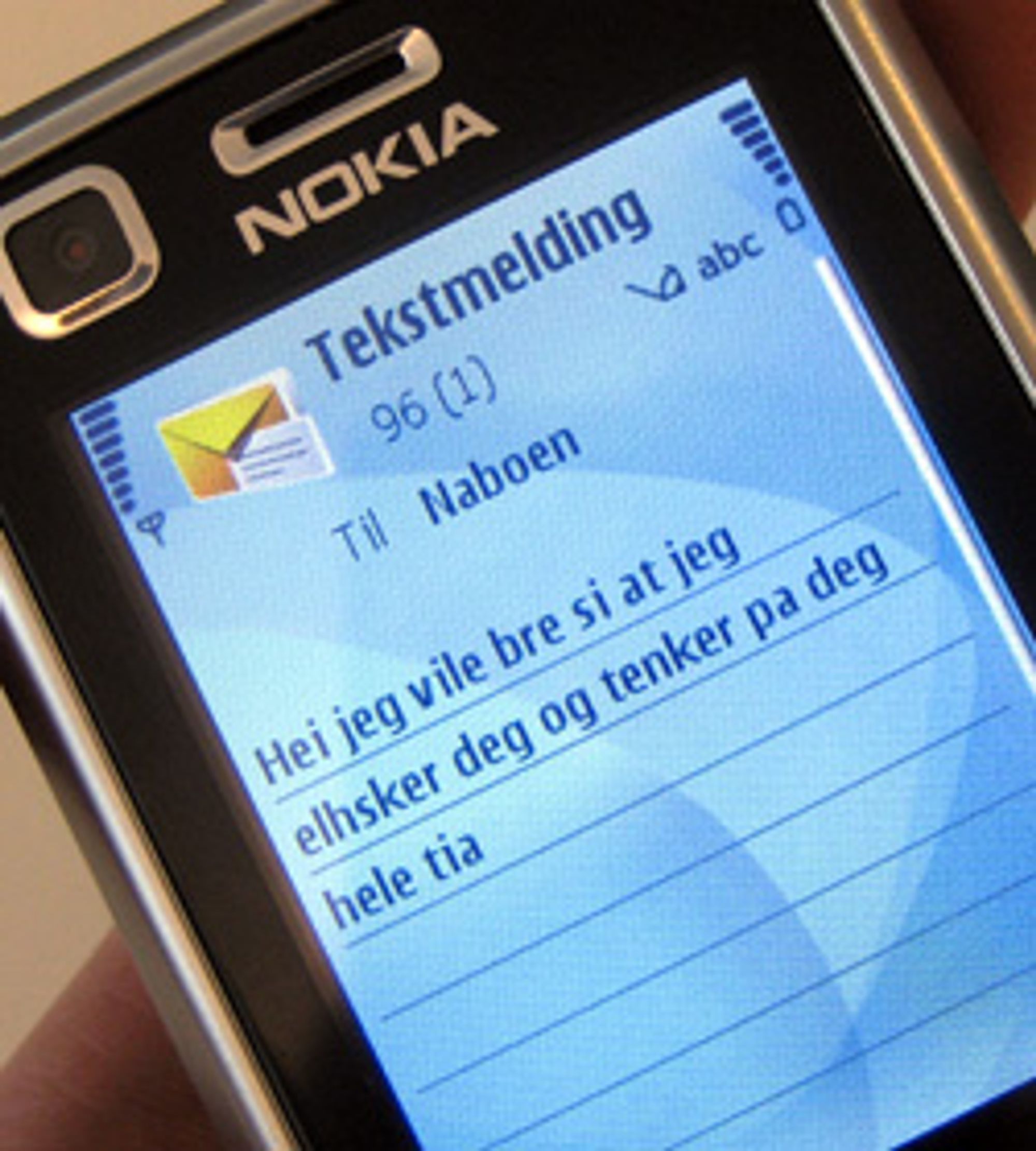 Å sende SMS i fylla er ingen god idé. (Foto: Silje Gomnæs)
