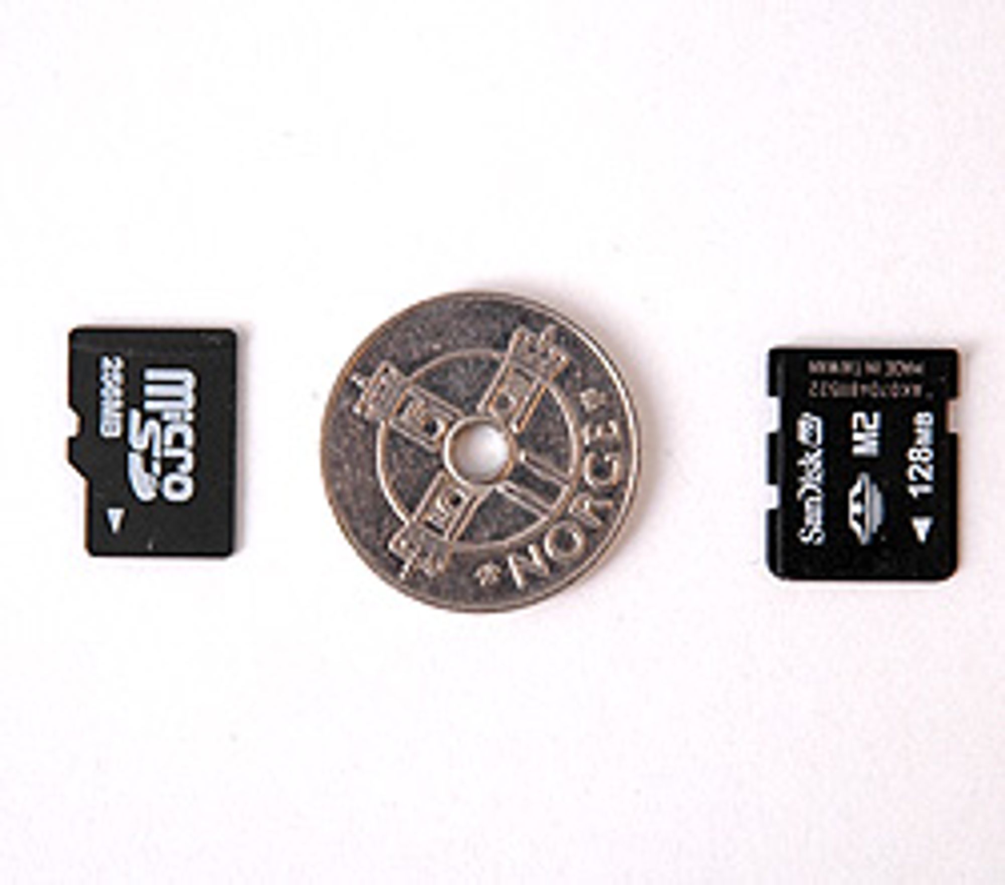 Minnekortene MicroSD (til venstre) og Memorystick Micro er knøttsmå.