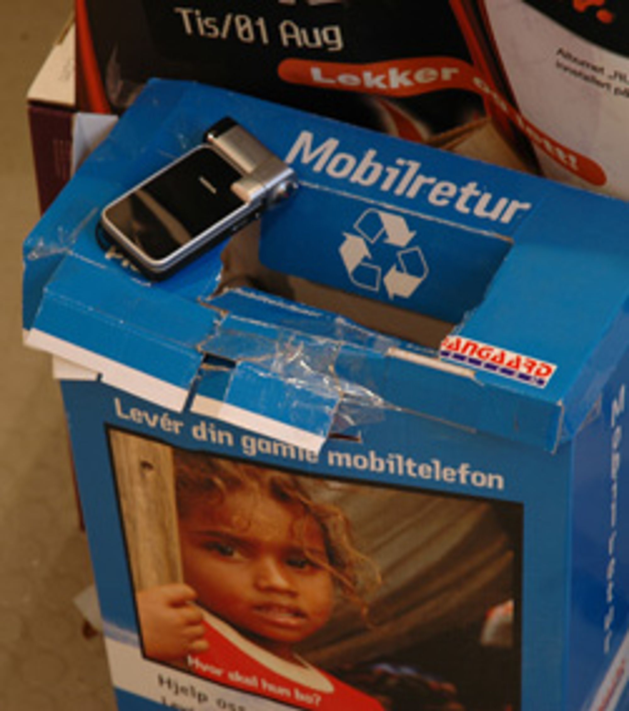 Kast mobilen din i en slik boks, og gjør verden hele tre tjenester. (Foto: Einar Eriksen)