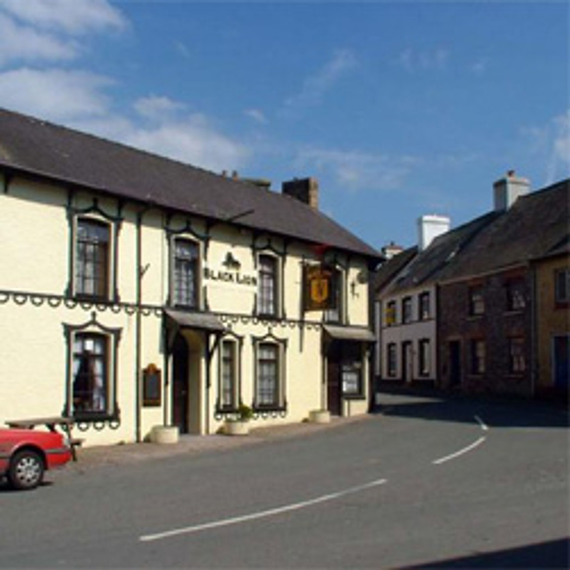 Gatene er for trange for trailere i Llangadog. (Foto: Stay In Wales)