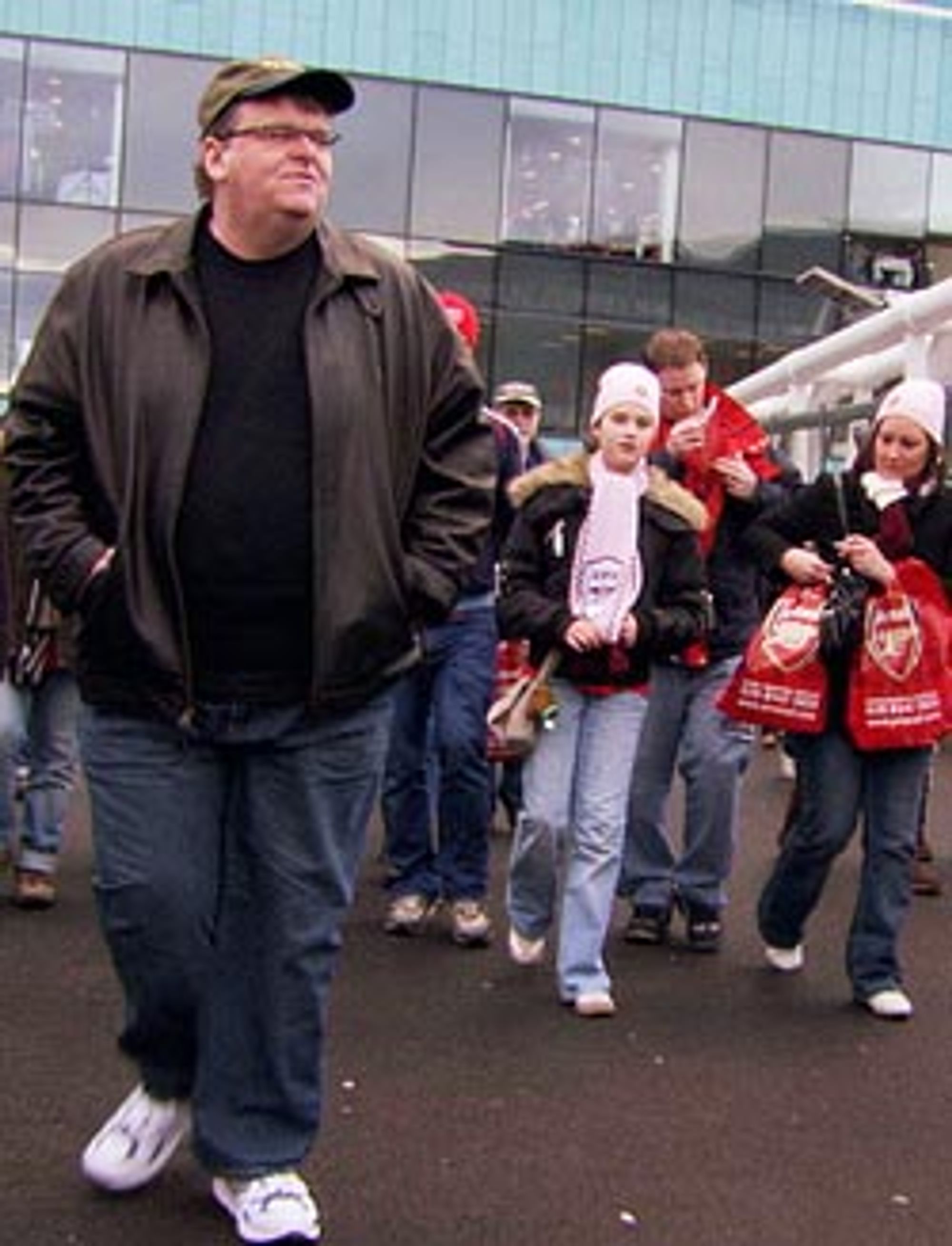 Michael Moore skryter av måten vi behandler våre syke på her til lands, selv om det ikke er kommet med i filmen