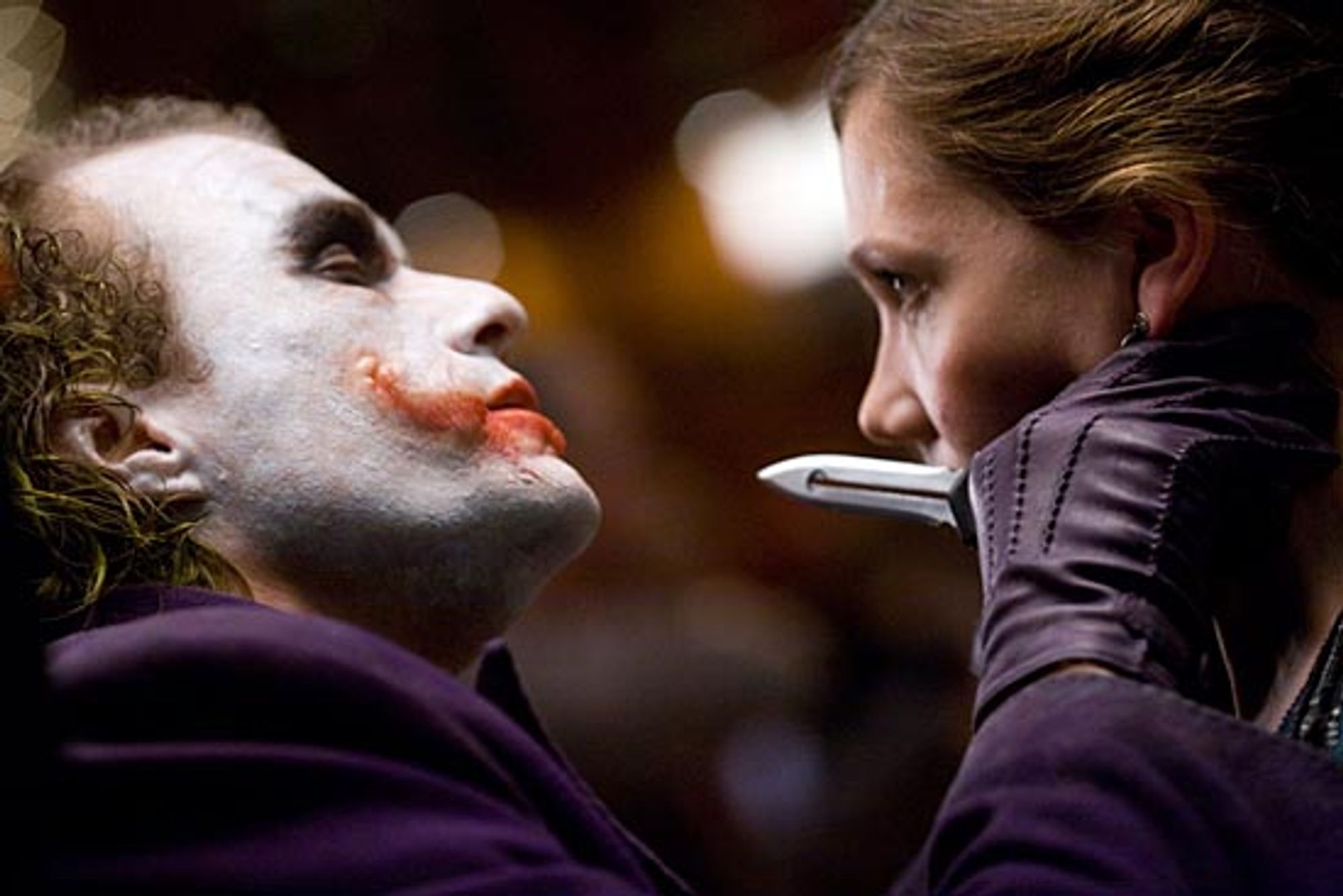 Jokeren truer Rachel Dawes. Skuespiller Heath Ledger sier han bevisst har gjort Jokeren til en psykopat.