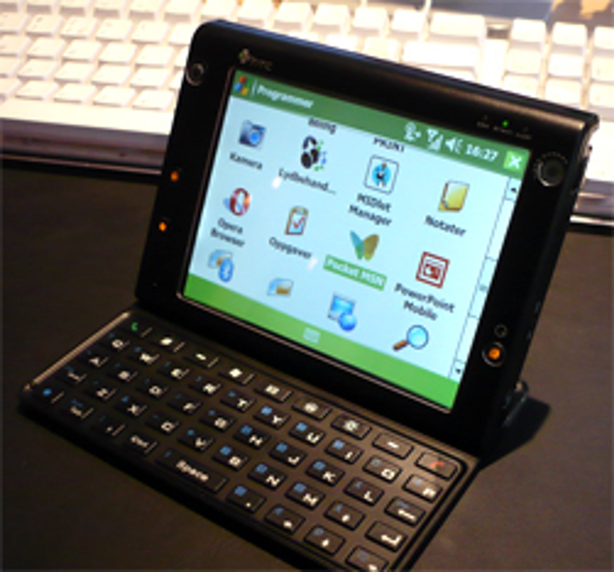 Denne mobilen ligger krysser nesten grensen mellom mobil og PC. HTC X7500 kan for eksempel kobles til en PC-skjerm. (Foto: Einar Eriksen)