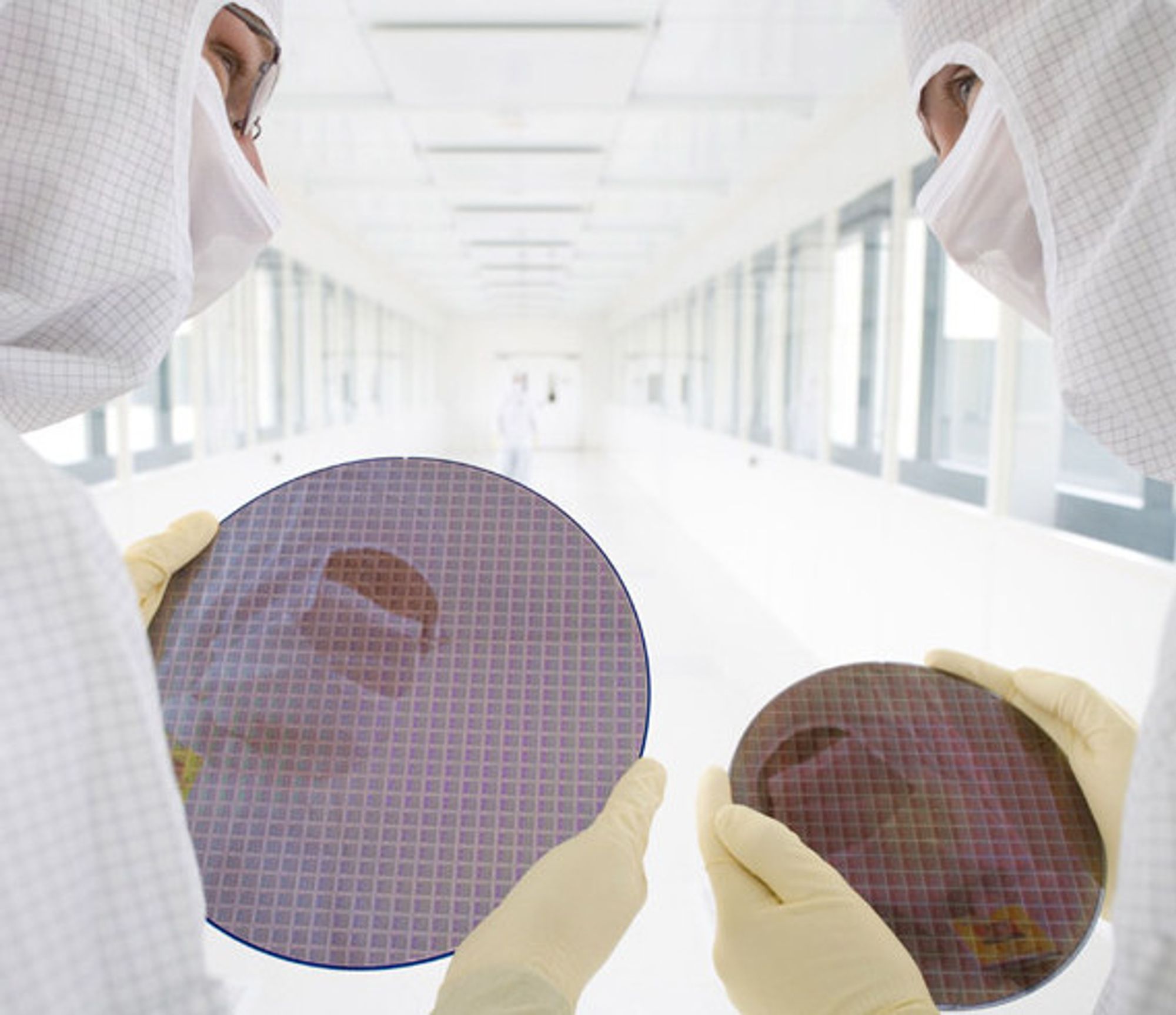 AMD-ingeniører med 300 mm-wafer fra Fab 36 og 200 mm-wafer fra AMD Fab 30.