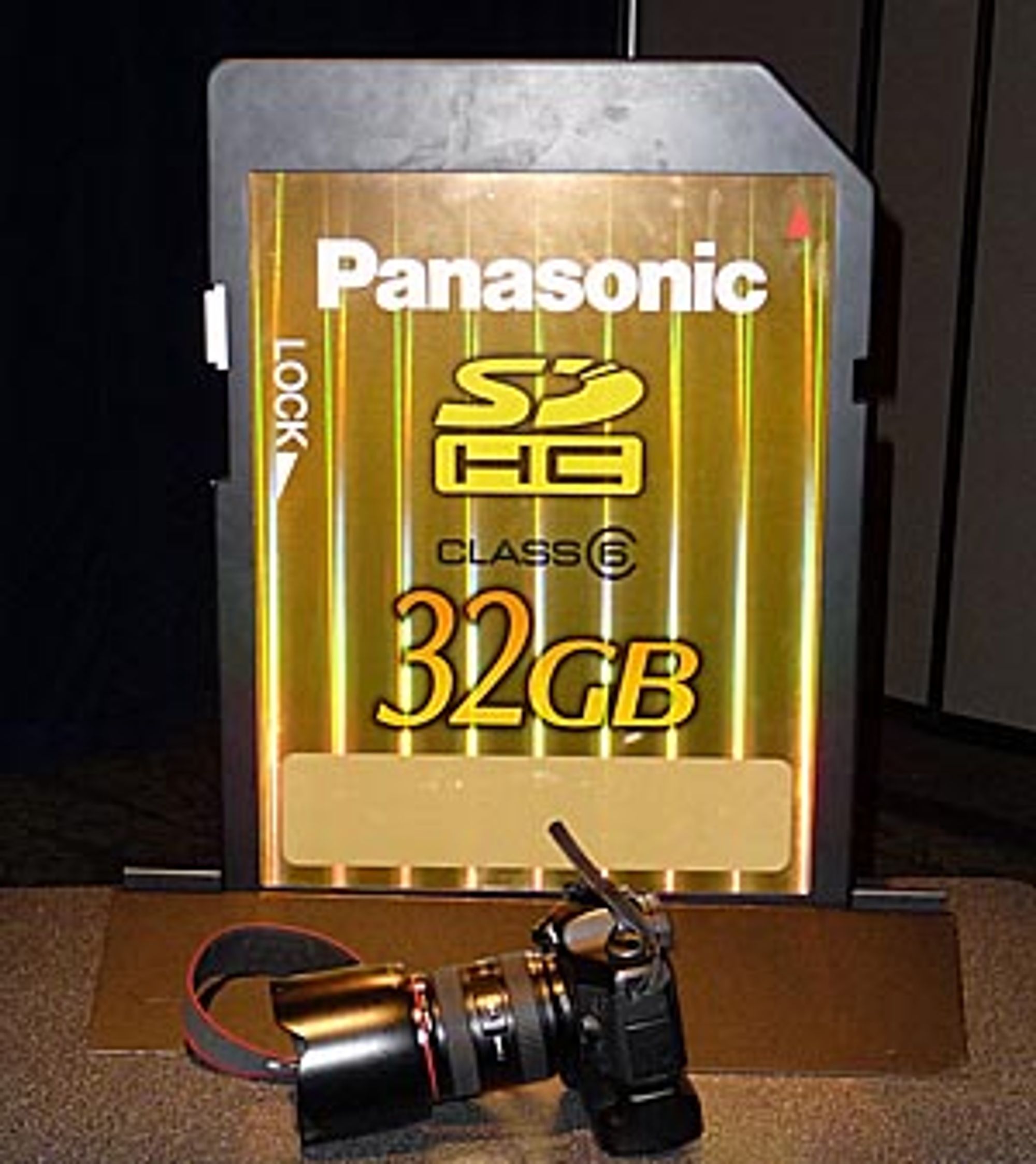 Panasonics nye STORE SD-kort.<br>En EOS 5D med vertikalgrep og 24-70mm f2.8 ligger foran for å angi størrelsen.