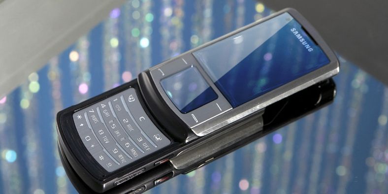 Samsung Soul har to skjermer, der den ene er berøringsfølsom.
