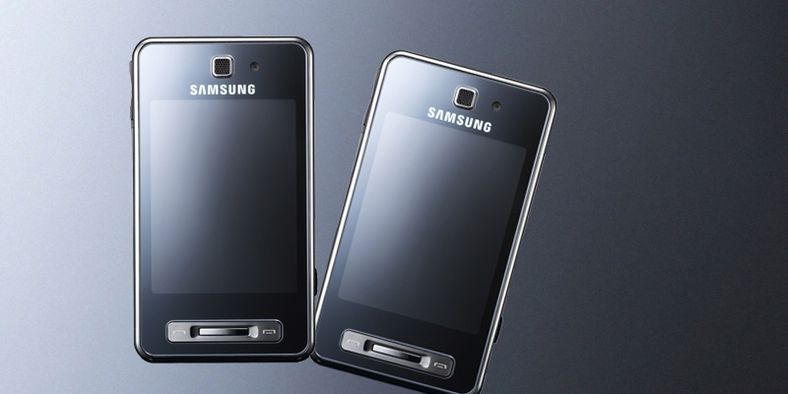 Samsung F480 er liten, og har en stor berøringsfølsom skjerm. 